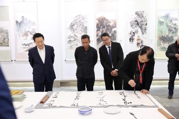 11陕西省美术家协会副主席巨石挥书唐诗一首.jpg