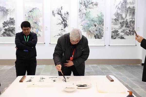 12全国美展金奖获得者刘永杰挥毫江作诗.jpg