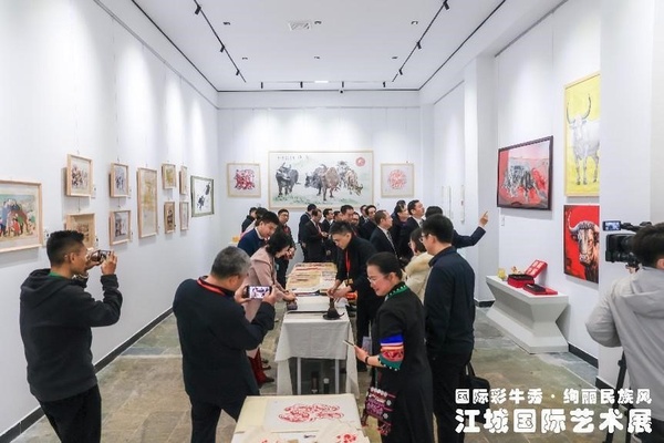 10-2普洱市市长、老挝和越南嘉宾共同体验木板年画印刷活动.jpg