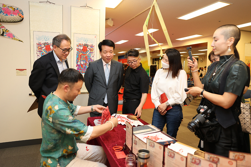 12国家级非物质文化遗产高密剪纸代表性传承人李金波现场表演 压缩.jpg