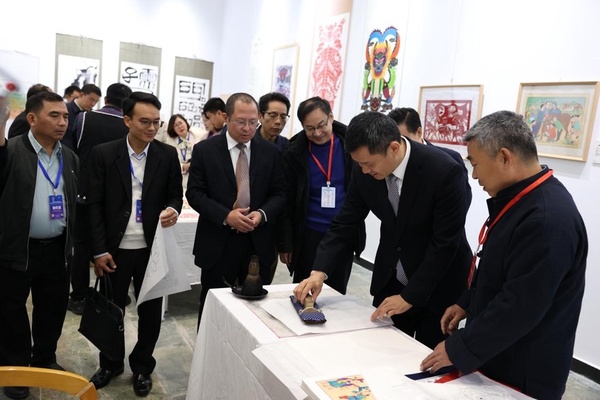 10-1普洱市市长、老挝和越南嘉宾共同体验木板年画印刷活动.jpg