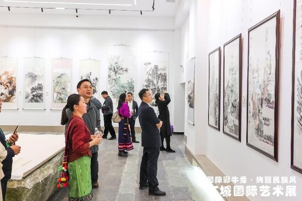 5江城国际艺术展展馆参访嘉宾和民众.jpg